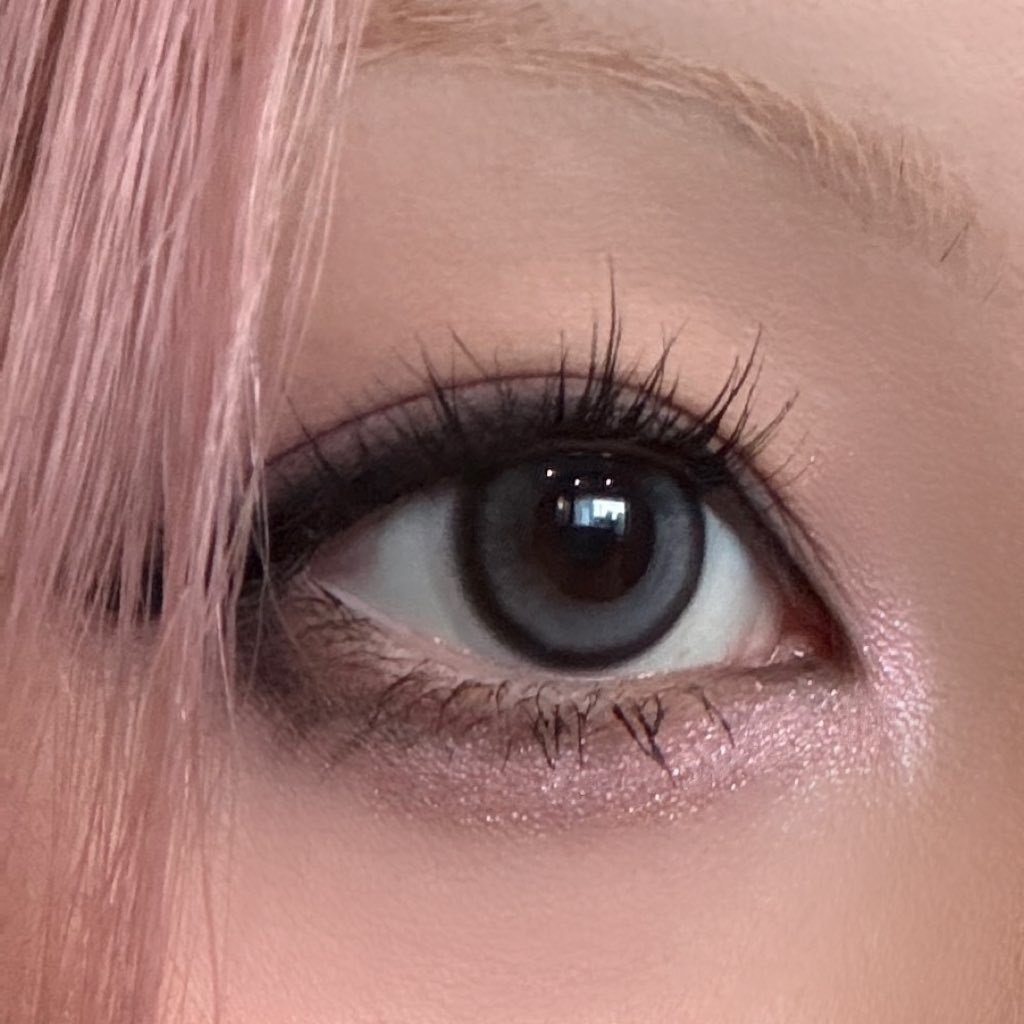 📍Qrsessed 런웨이 그레이
•직경 13.3
•착용감 좋음 
•디자인
-하이라이트 렌즈라서 돌아가면 티가 나지만 자연스러운 편이라 크게 거슬리진 않음 
-써클라인 두께감 있는 편
-디자인 예쁘지만 특별할 건 없고 그냥 우기 사진 보고 산 렌즈 ㅎ