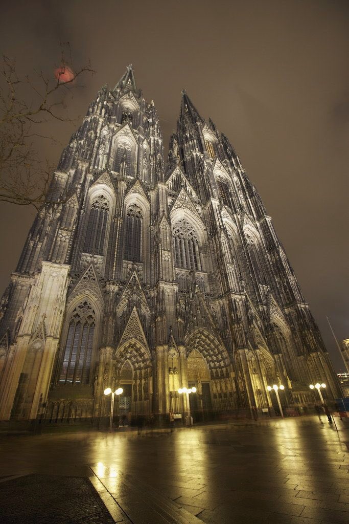 InteriorMastery's tweet photo. The Cologne Cathedral is the tallest twin-spired church in the world &amp; was designed for one purpose—to house history's most extraordinary relics.

Inside sits a golden shrine containing an extraordinary treasure: the remains of the Three Wise Men who made a legendary journey...🧵 https://t.co/FW4F0l6dy1