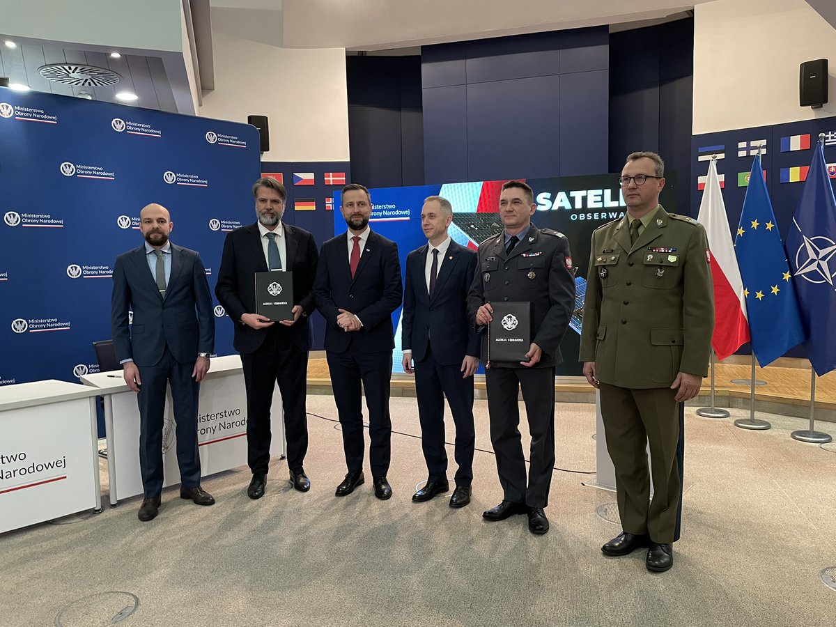 Ministerstwo Obrony Narodowej 🇵🇱 (@mon_gov_pl) on Twitter photo Kolejna umowa i kolejne zdolności dla Wojska Polskiego. Tym razem, w obecności wicepremiera W. <a href="/KosiniakKamysz/">Władysław Kosiniak-Kamysz</a> i wiceministra <a href="/CTomczyk/">Cezary Tomczyk</a>, podpisano umowę na satelity obserwacyjne dla #WojskoPolskie 🇵🇱. Kolejna umowa i kolejne zdolności dla Wojska Polskiego. Tym razem, w obecności wicepremiera W. <a href="/KosiniakKamysz/">Władysław Kosiniak-Kamysz</a> i wiceministra <a href="/CTomczyk/">Cezary Tomczyk</a>, podpisano umowę na satelity obserwacyjne dla #WojskoPolskie 🇵🇱.
