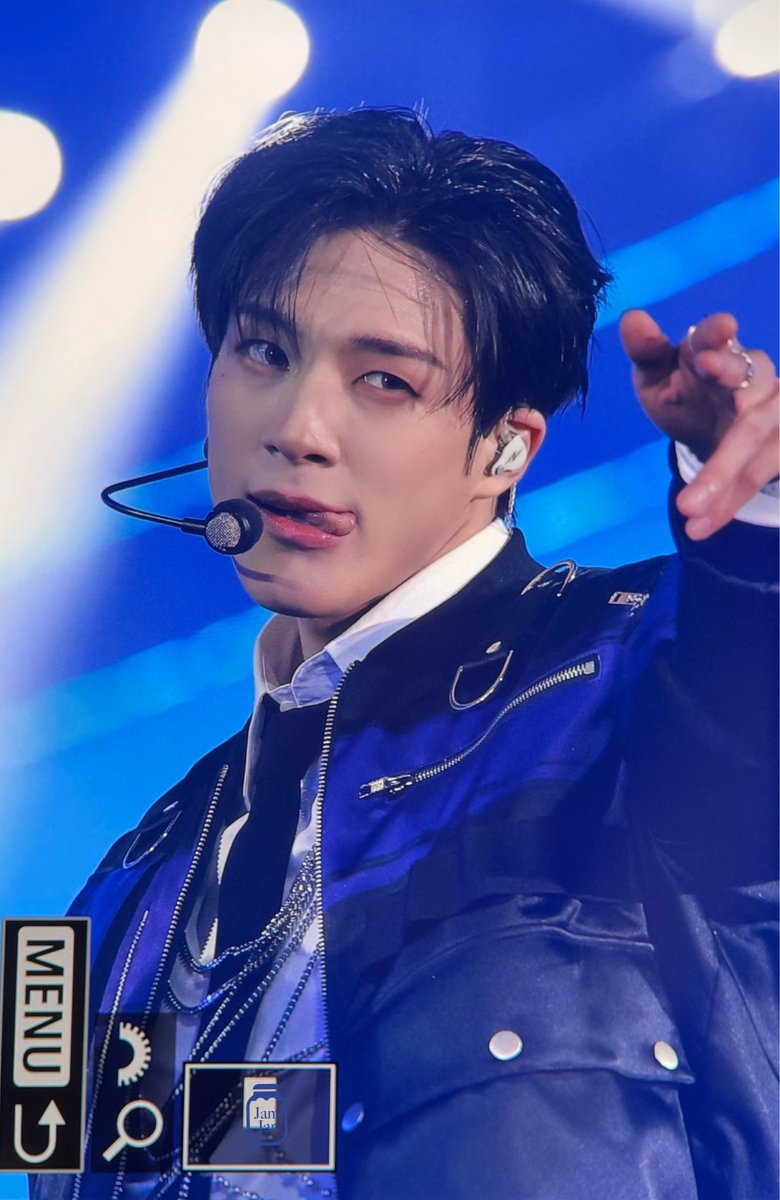 jungshasa's tweet image. IM ON MY KNEES