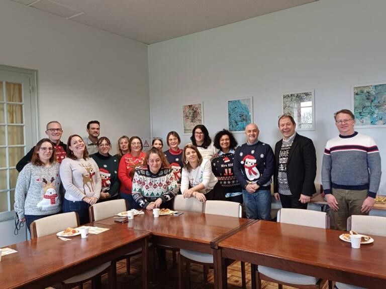 DSDEN_03's tweet photo. A l'occasion des fêtes de fin d'année, l'Amicale des personnels@dsden_03 en accord avec Mme la DASEN a invité les personnels à participer à un repas partagé où chacun a confectionné ses recettes préférées. Le tout accompagné du traditionnel #PULLDENOEL . Bonnes fêtes à tous ! https://t.co/6v4cyxUoOx