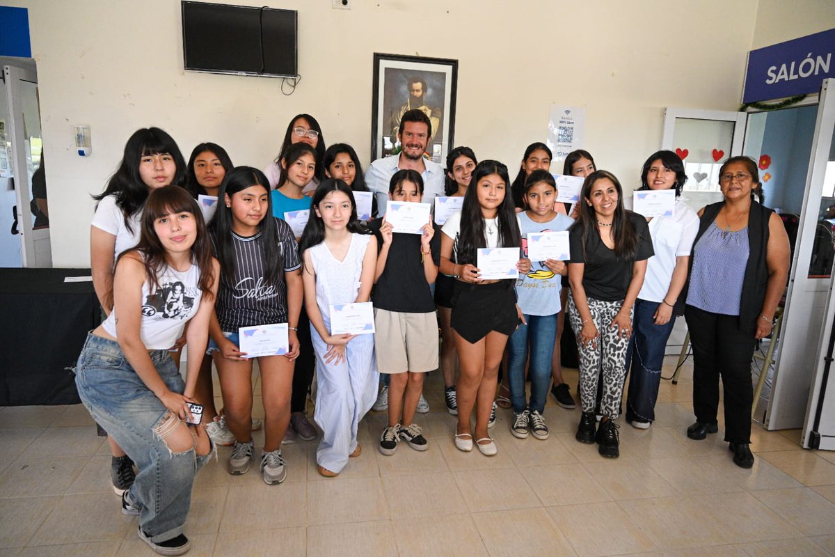 MartinGuemes's tweet photo. ¡Programadoras del futuro! 👏🎉 En el CIC de Bicentenario, entregamos los certificados a las chicas de los Clubes de Chicas Programadoras que armamos en Capital 🌟 ¡Gracias por su pasión por la tecnología! 💻✨ Seguimos construyendo el futuro #ChicasProgramadoras #STEM https://t.co/2wWNIPRZ20