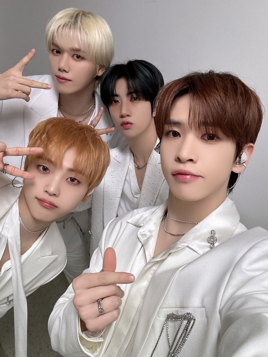 CRAVITYstarship's tweet photo. [📸] 241220
2024 KBS #가요대축제 글로벌 페스티벌
⠀
#CRAVITY #크래비티
#FIND_THE_ORBIT
#Now_or_Never https://t.co/pafSB0GRFq