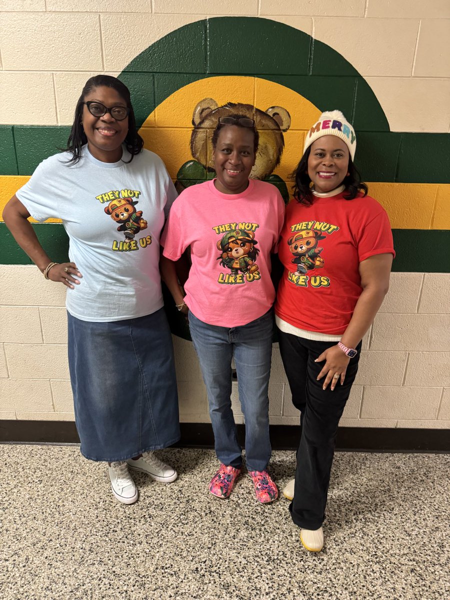 KetyClark's tweet photo. CMES Winter Spirit 🎄❄️🎁💛🧸💚 https://t.co/vNEinCLzXb