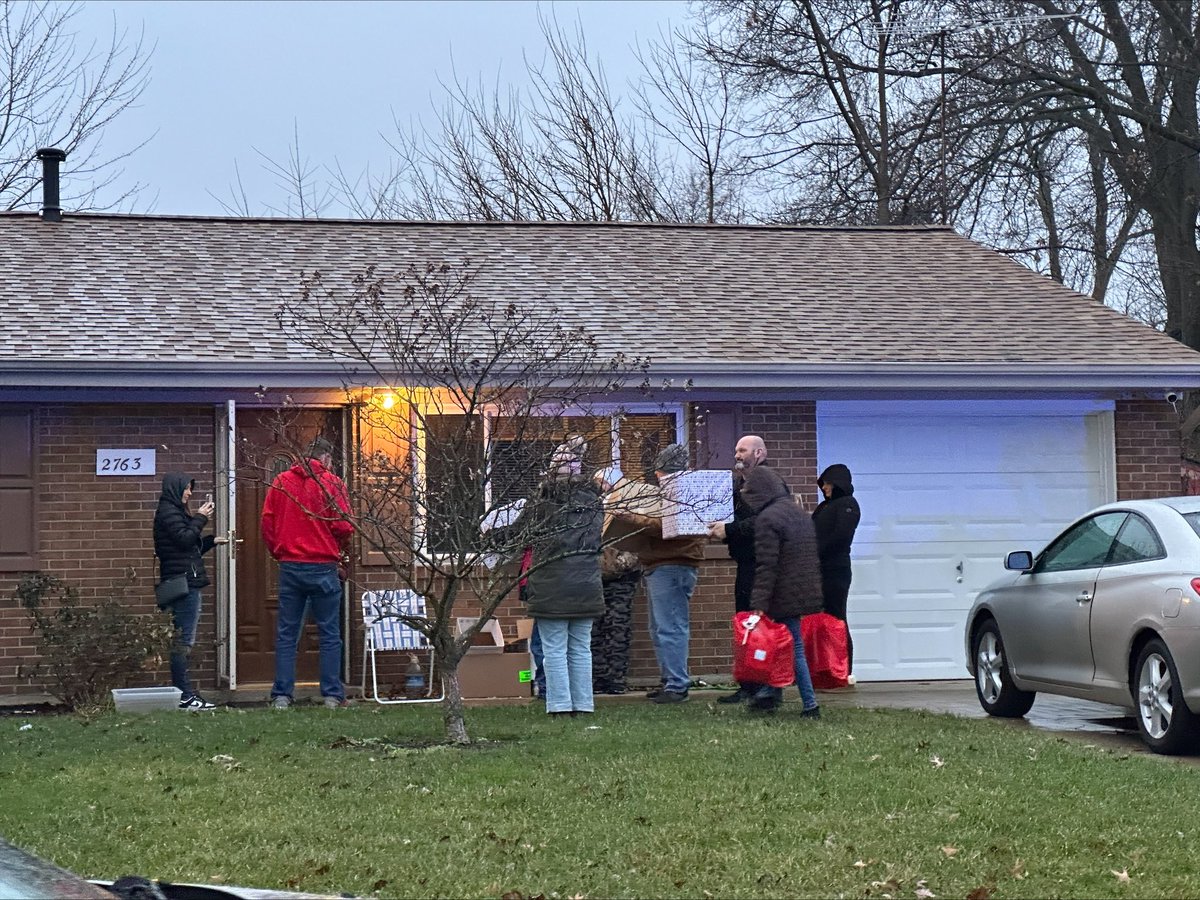 HamiltonCoVets's tweet photo. 🌟The Jamie Penlon- Surprised a Veteran for Christmas” event was a success! DAV CH 115, Colerain Twp Veterans Memorial & VSC joined forces, surprising Vets at their homes with gifts 🎁🎄🇺🇸
#SpreadJoy #HonorAVet #HCVSC #DAV #ColerainTwp #JamiePenlon https://t.co/6ubHEajJXU