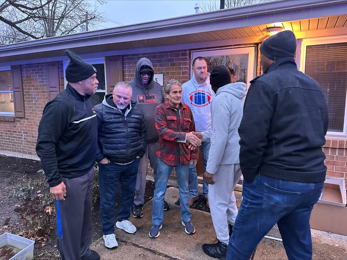 HamiltonCoVets's tweet photo. 🌟The Jamie Penlon- Surprised a Veteran for Christmas” event was a success! DAV CH 115, Colerain Twp Veterans Memorial & VSC joined forces, surprising Vets at their homes with gifts 🎁🎄🇺🇸
#SpreadJoy #HonorAVet #HCVSC #DAV #ColerainTwp #JamiePenlon https://t.co/6ubHEajJXU
