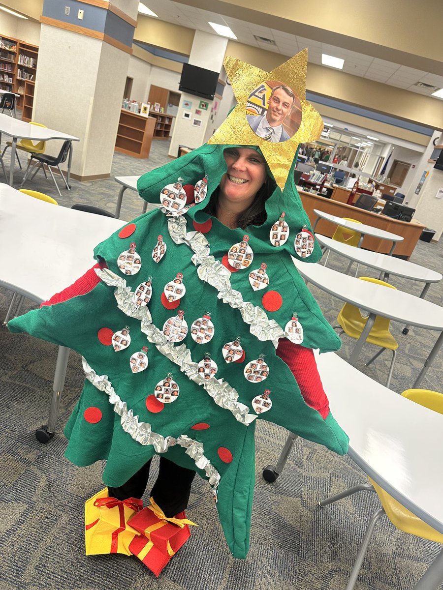 APLee23's tweet photo. Mrs. Turner has decked out her tree with all her students….and Mr. McKinney! @OrioleTweets @avonnorth1 🪩🎉⭐️ https://t.co/ccVeawTWTJ
