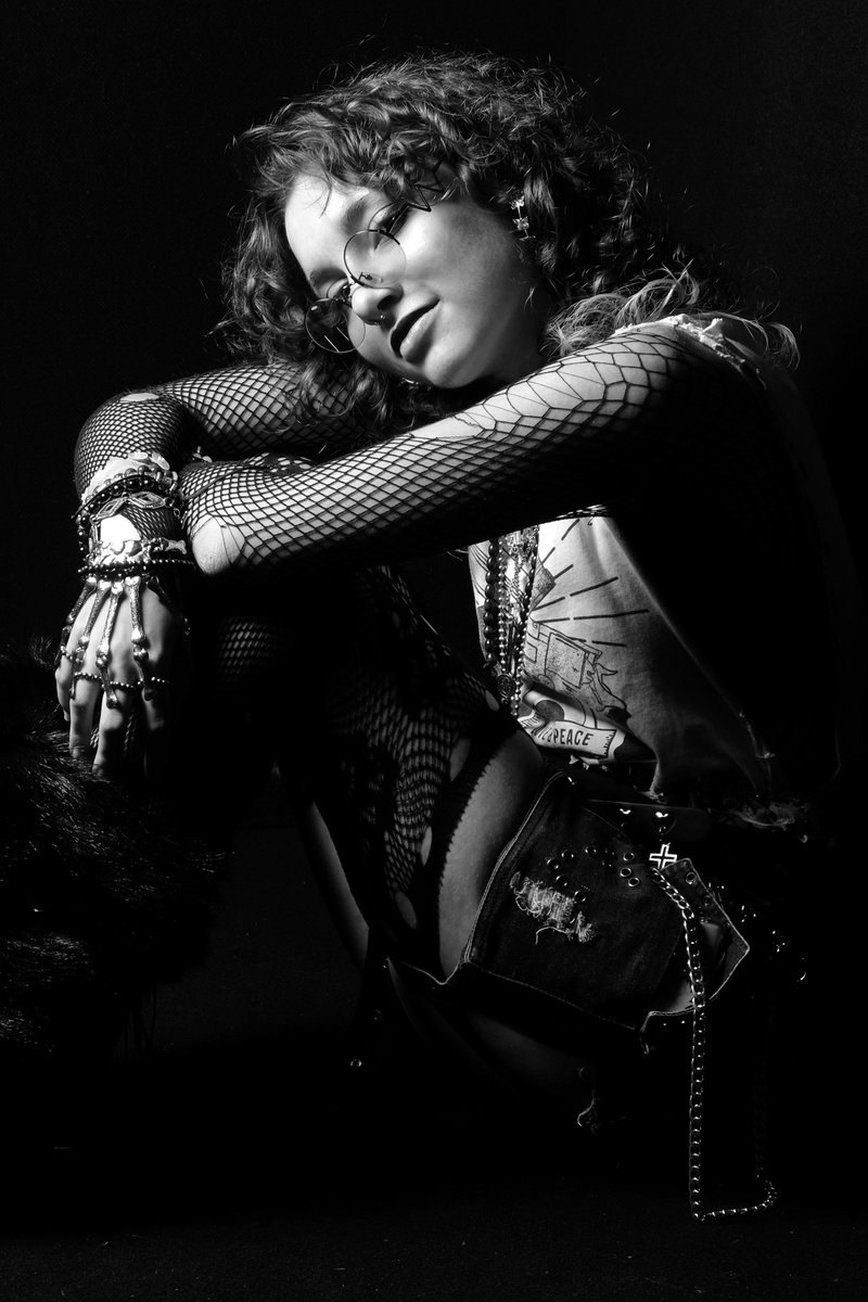 Amber Tinted
London, England

Unknown model at MCM Comiccon.

#mcmcomiccon #comiccon #cosplay #london #advancedphotons #portrait #photography #costume #fashion #urban #grunge #sunglasses #yellow #female #rebel #performance #performanceart #model #modelling #attitude #androgynous