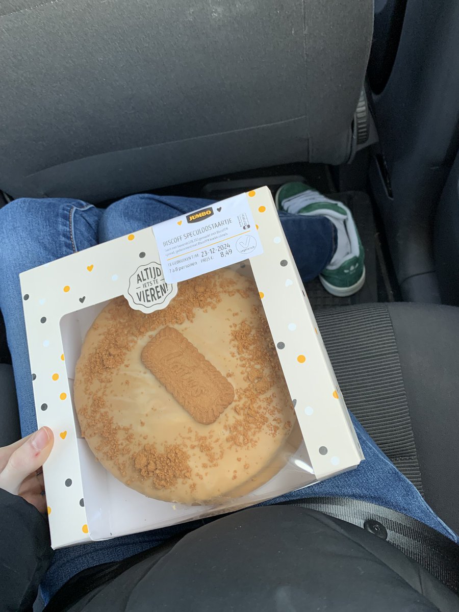 nuintjeplijs's tweet image. 5 months ago i was forcefully admitted due to how severely my health was impacted by anorexia. today i’m celebrating my hospital discharge by eating a whole cake by myself, recovery is possible. 🤍