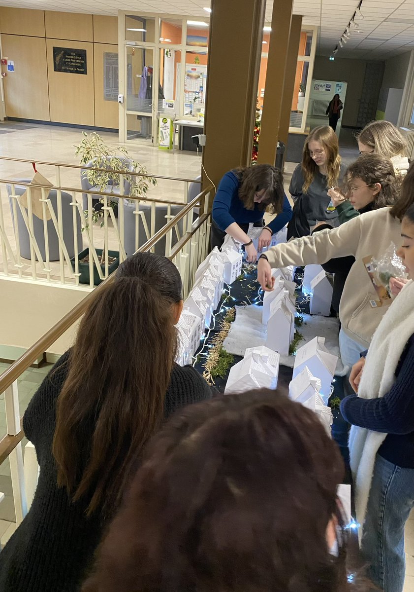 « Villages des fêtes » : les élèves de #HDA <a href="/LensLycee/">Lycée Condorcet Lens</a> <a href="/AcLille/">Académie de Lille</a> vous souhaitent des très belles de fin d'année 🎄 : muséographie et  scénographie : élèves de première, conception artistique : LES YEUX d'ARGOS