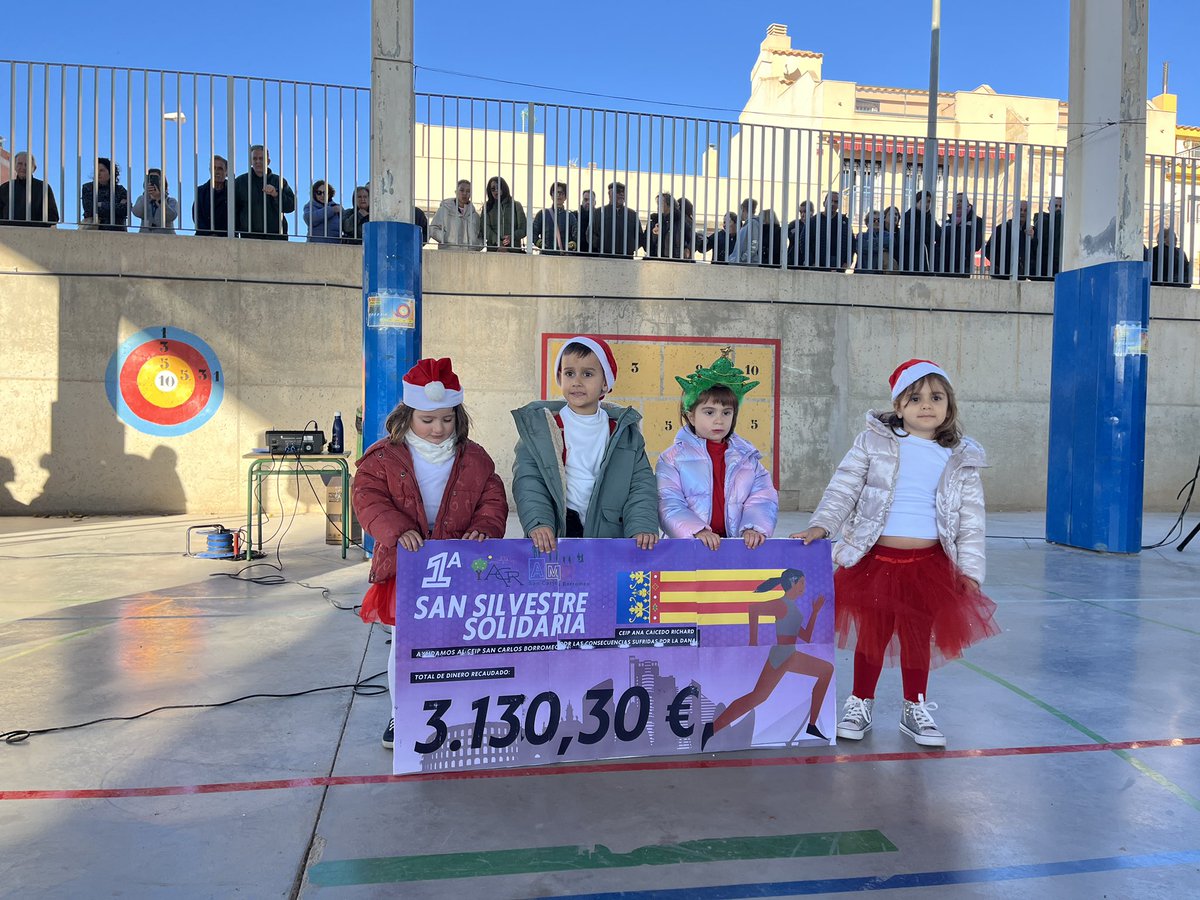 CEIP_AnaCaicedo's tweet image. 🎄¡FELICES VACACIONES!🎄

Hoy hemos hecho entrega oficial de lo recaudado en la San Silvestre solidaria durante nuestro tradicional festival de villancicos.

Con esto y un bizcocho… ¡nos vemos el día 8!

Feliz Navidad y próspero año nuevo.

#CEIPAnaCaicedo
#Navidad
#Villancicos