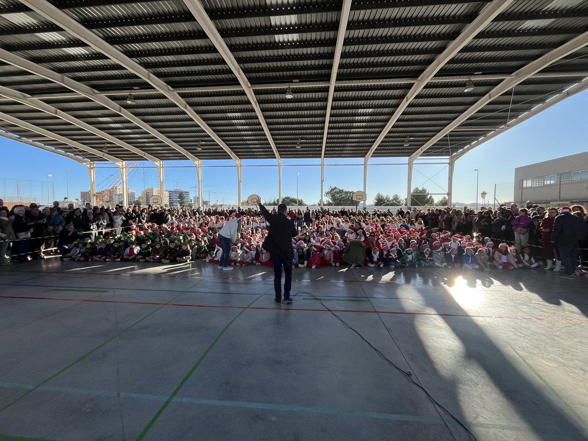 CEIP_AnaCaicedo's tweet image. 🎄¡FELICES VACACIONES!🎄

Hoy hemos hecho entrega oficial de lo recaudado en la San Silvestre solidaria durante nuestro tradicional festival de villancicos.

Con esto y un bizcocho… ¡nos vemos el día 8!

Feliz Navidad y próspero año nuevo.

#CEIPAnaCaicedo
#Navidad
#Villancicos