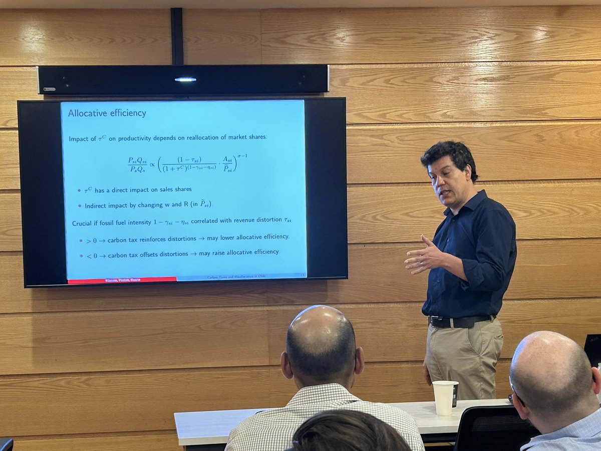 Now we have Ernesto Pastén presenting on carbon taxes and misallocation <a href="/RIDGE_uy/">RIDGE</a> <a href="/felipev84/">Felipe Valencia C.</a>