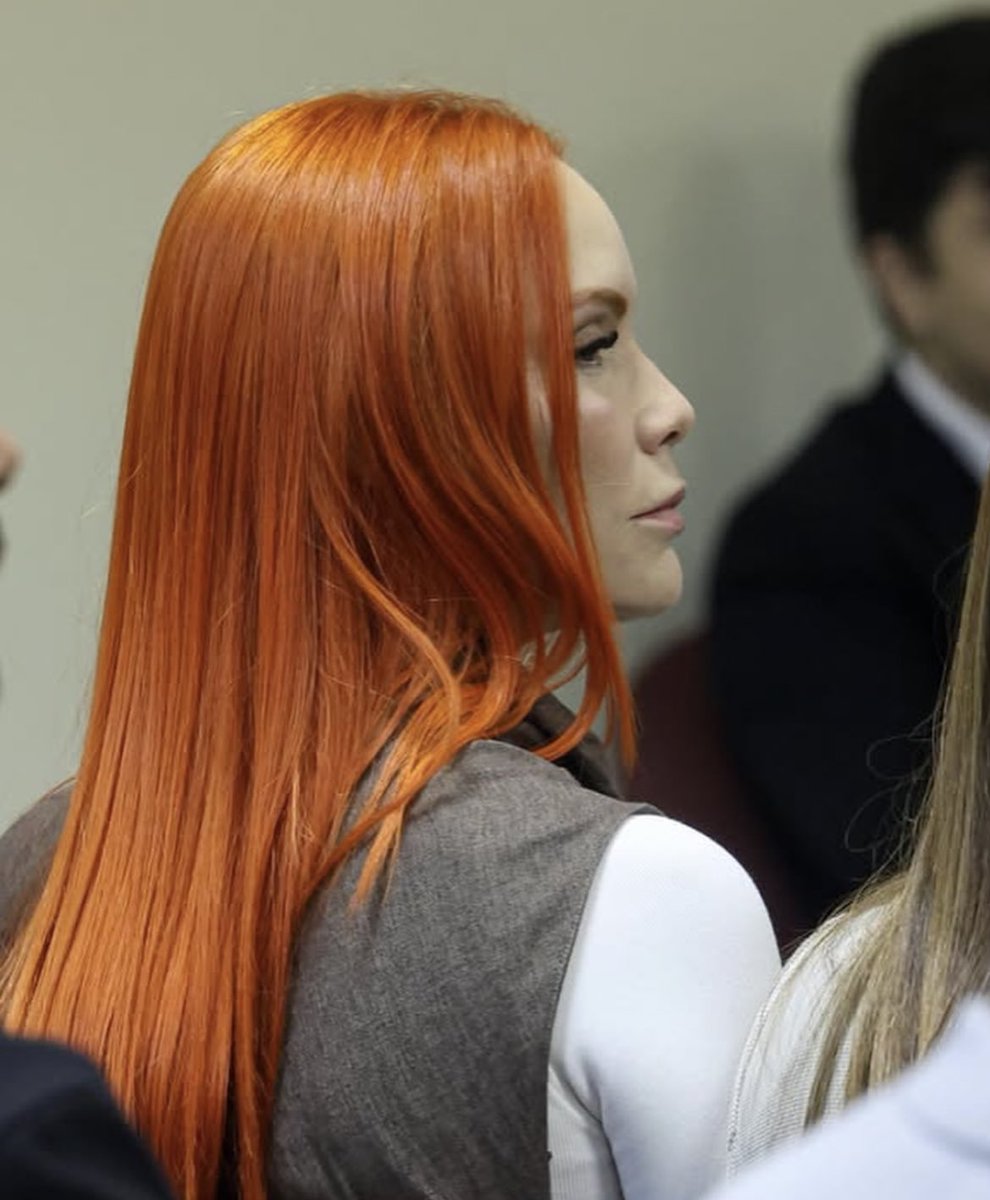 Chanty3D's tweet image. Sabes que la relación fue exitosa cuando termina con ambos mirándose así en un tribunal por dinero