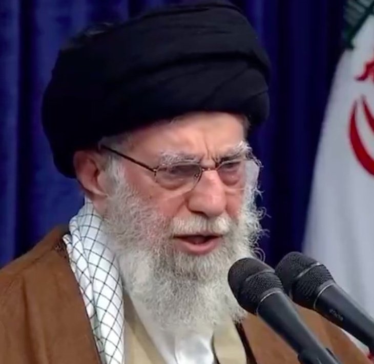 امشب هم با لباس هندونه ای بیا برامون تنبک بزن
مادرقحبه دلقک دیگه کارت تمومه !
#خامنه‌ای_جنایتکار