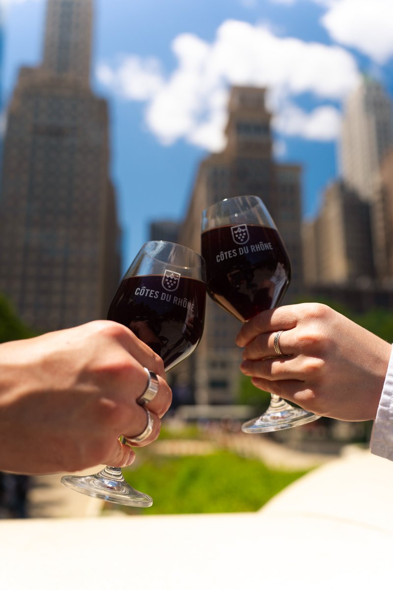 A moment in time with Côtes du Rhône wines

Let's take a little time out of the freezing winter to enjoy a few sunny pictures of the beautiful Chicago and a date with cheese, fruits and a lovely bottle a Côtes du Rhône red wine.

If you are looking for the perfect pairing have a