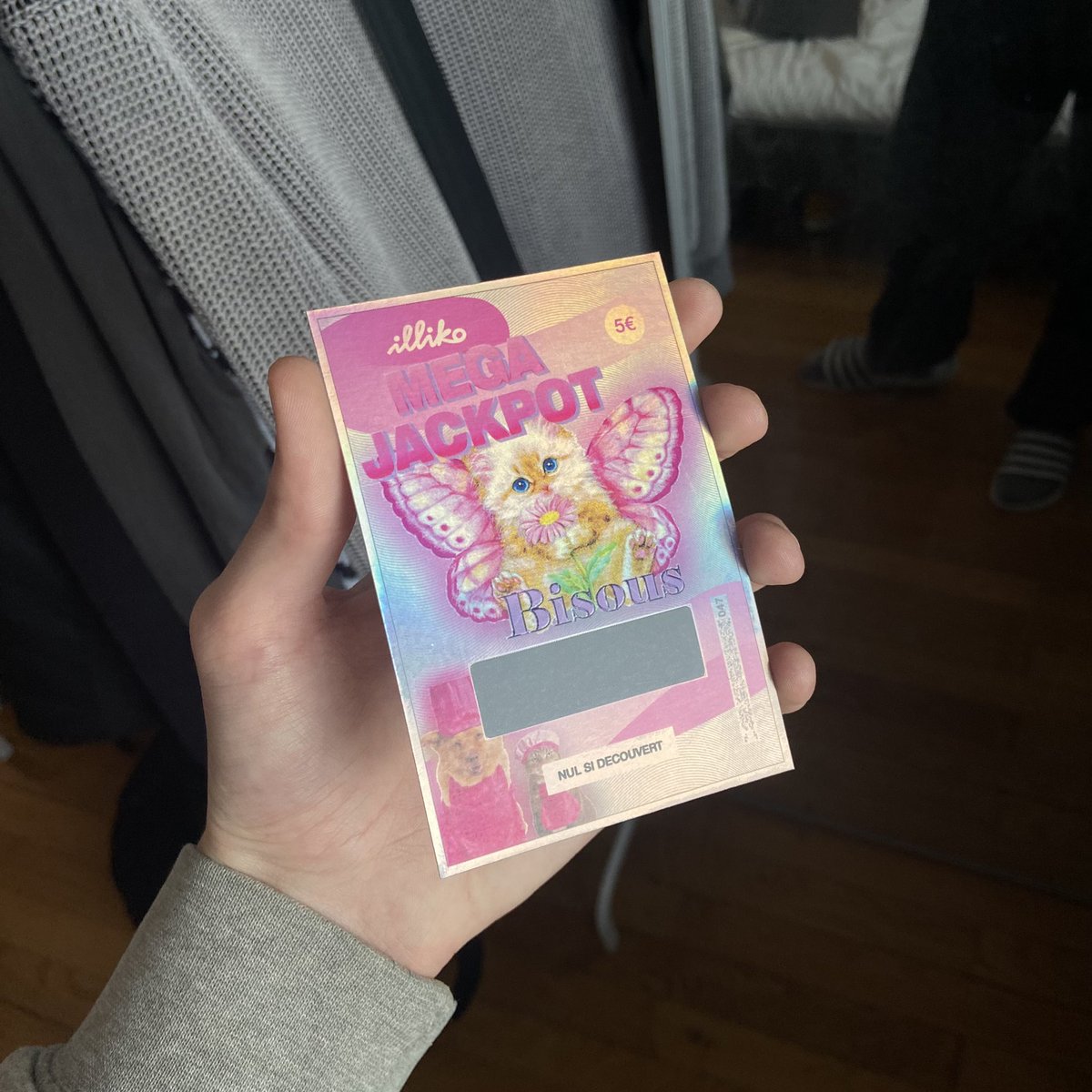 titdln's tweet image. j’ai pas eu le temps de faire le cadeau de ma mère du coup je lui ai fait un ticket à gratter pour attendre le cadeau, vous en pensez quoi la team?