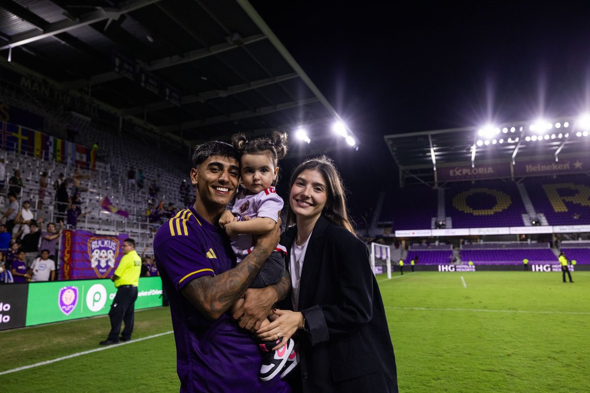 facutorresss's tweet photo. El fin de una hermosa historia ❤️

Después de tres años increíbles, hoy llegó el momento de ponerle punto final a la historia que viví en @OrlandoCitySC.  

Un club que me abrió sus puertas para vivir mi primera experiencia como jugador profesional en el exterior, y que me dio todo para que la historia saliera de la mejor manera. 

Desde el primer día siempre me trataron como uno más, sin duda que no podría haberme sentido más cómodo acá. 

Durante mi estadía en el club viví uno de los momentos más lindos de mi vida: el nacimiento de Juanita. Sin duda que fue un antes y un después, y siempre voy a estar muy agradecido con el club por cómo me acompañaron en este momento tan importante, haciendo que este lugar se sintiera como un verdadero hogar para mi familia.

Agradecerle a todo el personal de la institución por la buena disposición que tuvieron siempre conmigo, todas las personas que tuve el placer de conocer fueron muy importantes para lograr lo que hicimos juntos en el club. 

Hoy me despido de la institución con el orgullo y la felicidad de haberme convertido en el máximo goleador, un logro que no hubiese sido posible sin el enorme trabajo que hicimos junto a mis compañeros de equipo en todo este tiempo.

Muchos de ellos no solo fueron compañeros de cancha, sino que hoy son grandes amigos que voy a llevar para siempre. 

Gracias al club por confiar en mí desde el día uno, a mis compañeros por cada momento vivido, y a los hinchas por el cariño incondicional en cada partido. 

Me despido con el corazón lleno de gratitud, y les deseo el mayor de los éxitos a la institución en lo que viene por delante, que seguro será lleno de éxitos deportivos.

Gracias por todo, CityFam. 

Fue un placer 💜