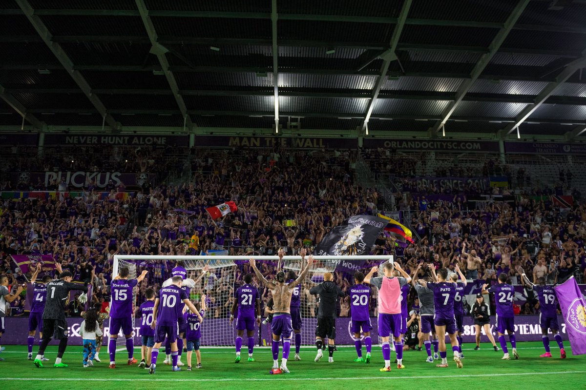 facutorresss's tweet photo. El fin de una hermosa historia ❤️

Después de tres años increíbles, hoy llegó el momento de ponerle punto final a la historia que viví en @OrlandoCitySC.  

Un club que me abrió sus puertas para vivir mi primera experiencia como jugador profesional en el exterior, y que me dio todo para que la historia saliera de la mejor manera. 

Desde el primer día siempre me trataron como uno más, sin duda que no podría haberme sentido más cómodo acá. 

Durante mi estadía en el club viví uno de los momentos más lindos de mi vida: el nacimiento de Juanita. Sin duda que fue un antes y un después, y siempre voy a estar muy agradecido con el club por cómo me acompañaron en este momento tan importante, haciendo que este lugar se sintiera como un verdadero hogar para mi familia.

Agradecerle a todo el personal de la institución por la buena disposición que tuvieron siempre conmigo, todas las personas que tuve el placer de conocer fueron muy importantes para lograr lo que hicimos juntos en el club. 

Hoy me despido de la institución con el orgullo y la felicidad de haberme convertido en el máximo goleador, un logro que no hubiese sido posible sin el enorme trabajo que hicimos junto a mis compañeros de equipo en todo este tiempo.

Muchos de ellos no solo fueron compañeros de cancha, sino que hoy son grandes amigos que voy a llevar para siempre. 

Gracias al club por confiar en mí desde el día uno, a mis compañeros por cada momento vivido, y a los hinchas por el cariño incondicional en cada partido. 

Me despido con el corazón lleno de gratitud, y les deseo el mayor de los éxitos a la institución en lo que viene por delante, que seguro será lleno de éxitos deportivos.

Gracias por todo, CityFam. 

Fue un placer 💜