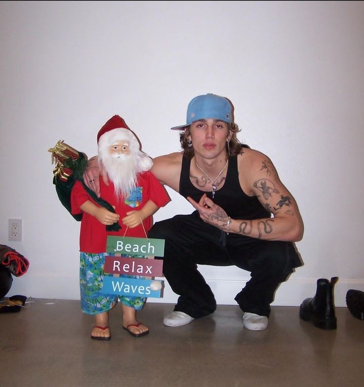 iasuchiha's tweet photo. Natal, a época preferida de Sasuke, a neve começando a cair, o clima frio e principalmente a época em que seu irmão voltava para casa. Esse ano não seria diferente, mas Sasuke teve uma surpresa ao ver o irmão chegar, não estava apenas ele e Shisui, um homem loiro e de sorriso radiante estava com eles.