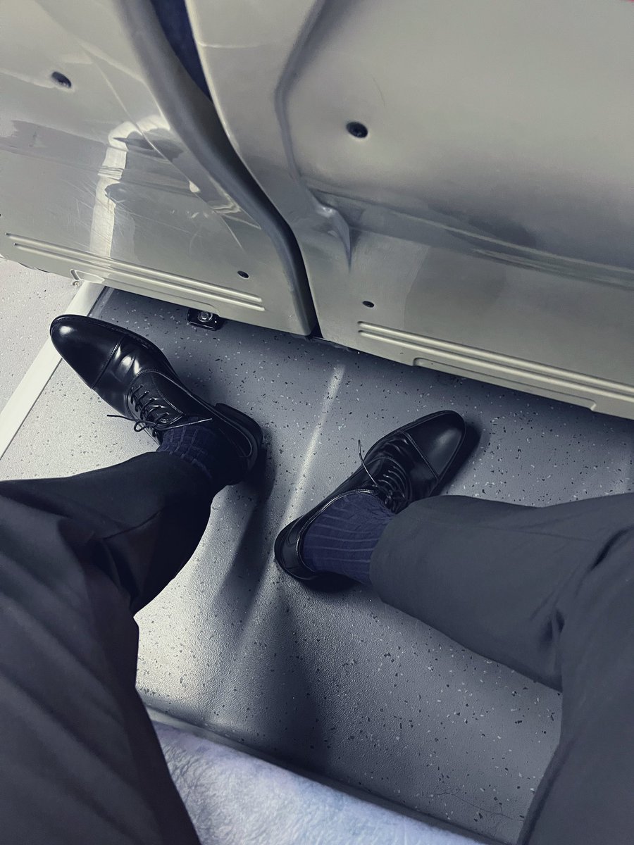 忽遠又忽近
.
.
.
#皮鞋 #黑襪 #紳士襪 #西裝
#suit #blacksocks #dresssocks