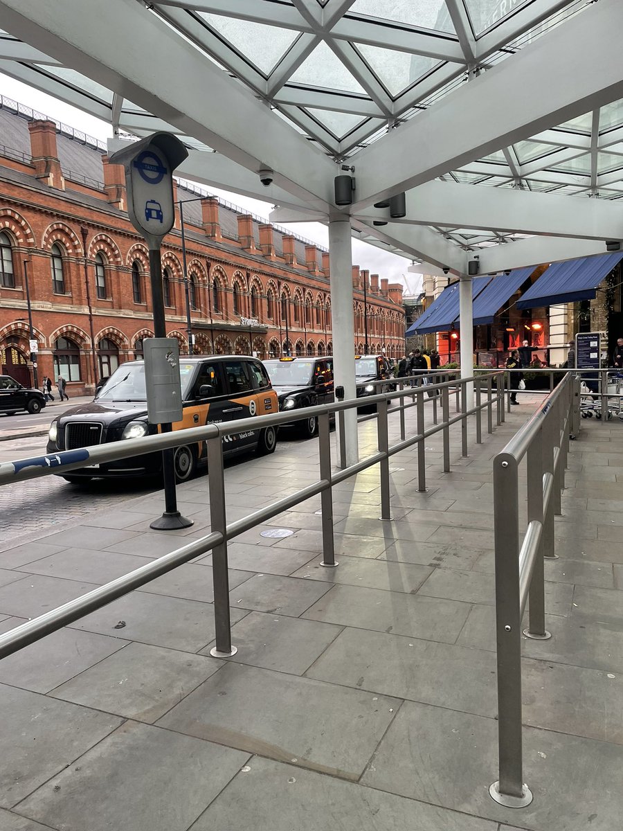 mummysboyfraser's tweet photo. @LTDAForum Lunchtime on the Friday before Christmas,, a very quiet Kings Cross 🙈 https://t.co/ORDY49D1az