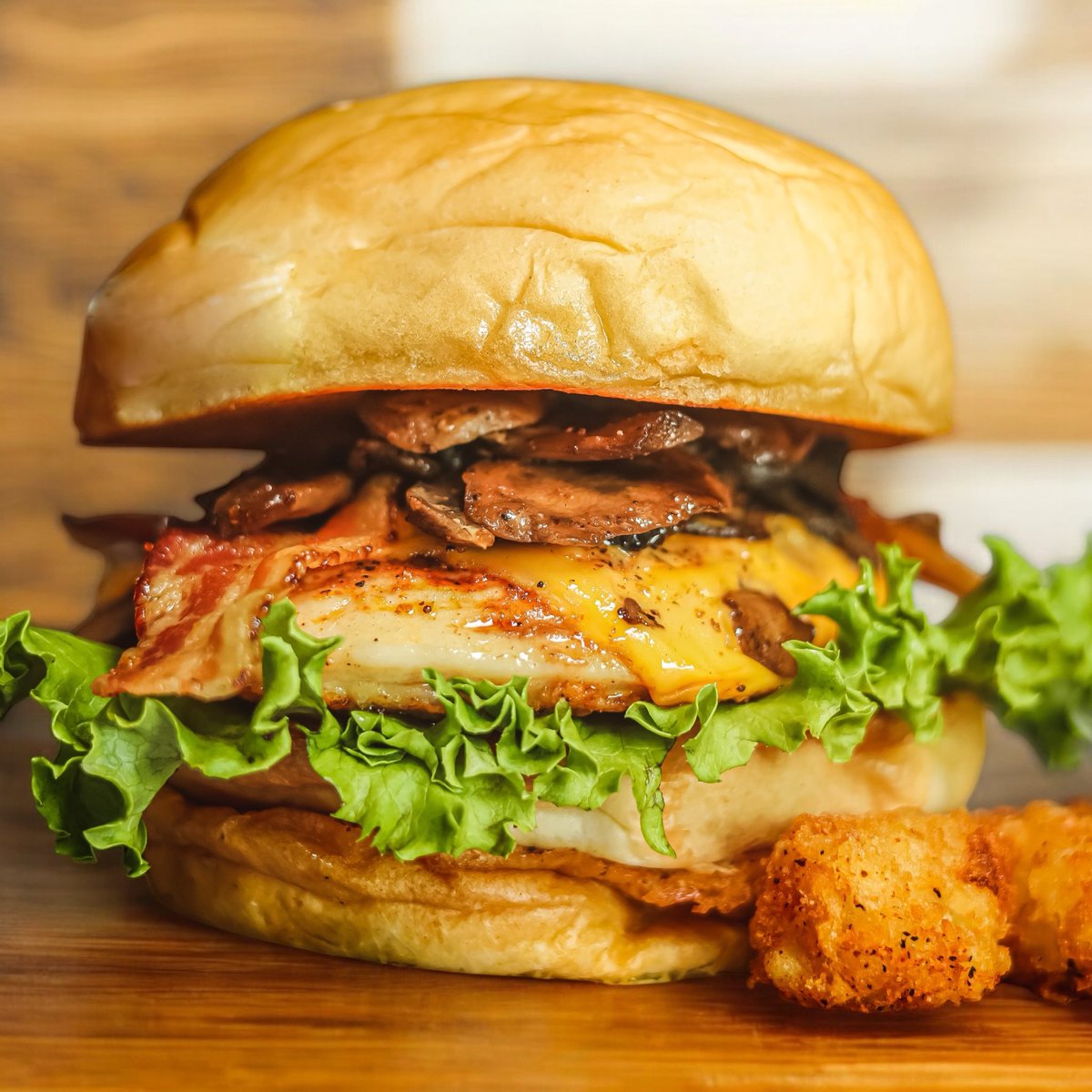 🍔🔥 Crisp lettuce, juicy bacon, melted cheese, and savory grilled chicken stacked to perfection! Who’s ready for this mouthwatering combo? 🤤🥓🍃 #BurgerGoals #fuddruckers