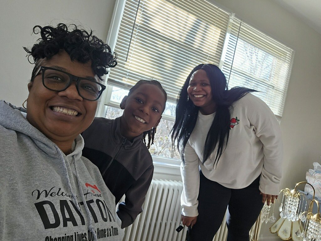 WelcomeHomeDYT's tweet photo. More photos from our install. #changinglivesonehomeatatime #welcomehomedayton https://t.co/T8opMPeR3c