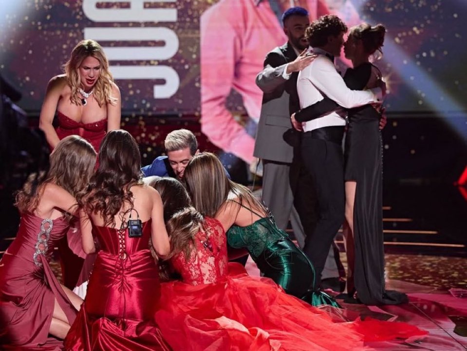 ESTÁ FOTO ES ORO LÍQUIDO VER AL GRAN GANADOR DE GH ANTE EL PERDEDOR Y SEGUNDÓN DE GH.

LAS FRESIS HISTORIA DE ESPAÑA.