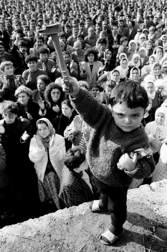 A young Turkish boy raises up a hammer during a solidarity rally for the 42,000 miners on strike in the Zonguldak coal fields, November 1990 🇹🇷