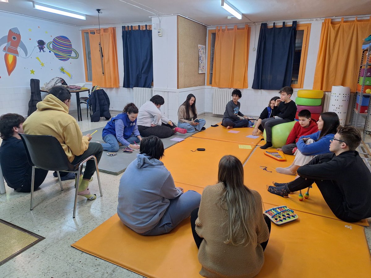 🎶 Aquesta setmana hem celebrat l'últim dia dels tallers musicals per a adolescents organitzats per l’ONG Músics per la Salut. 

Els nois i noies s’ho han passat genial! Ha estat increïble veure com interactuaven i connectaven gràcies a aquesta activitat.