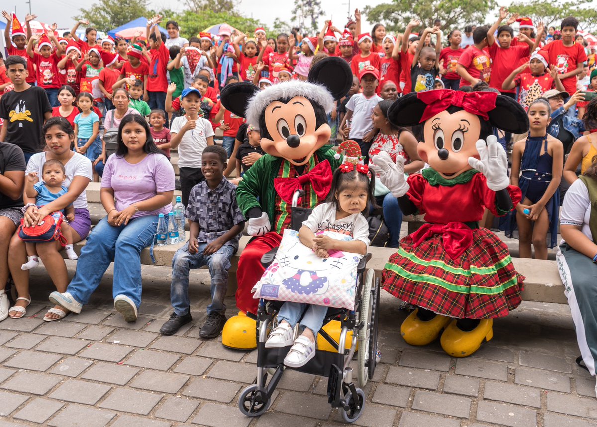 FernandCornejoV's tweet photo. #EPDase | Ayer, más de 1.000 niños de distintos sectores de Guayaquil disfrutaron de un agasajo navideño en la Concha Acústica del Parque Samanes, donde también se entregaron sillas de ruedas a personas con discapacidad física e intelectual.
Bajo la administración del alcalde @aquilesalvarez, más de 580.000 ciudadanos han sido beneficiados a través de los programas sociales de EP DASE, fortaleciendo la inclusión y solidaridad para seguir construyendo la #CiudadDeTodos.