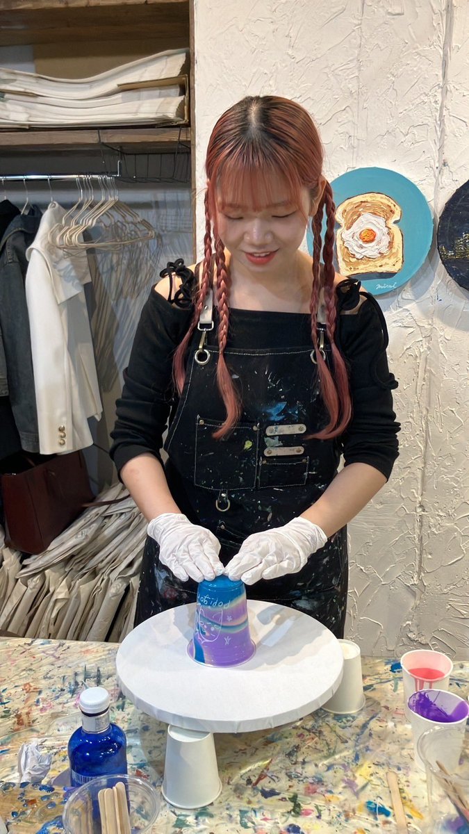okayu_6700's tweet photo. 最近のハイライト②
友達とアーティスティックな体験してきたやつー！
好きな色達を混ぜてバン!ってしたらドリーミーなアートが出来たんだ🦄
現実はそうじゃないことも多いけど、綺麗な心は持っておきたいと胸に留めておける作品になった気がする🍀はっぴー
#creabase https://t.co/VrTnepoXE5