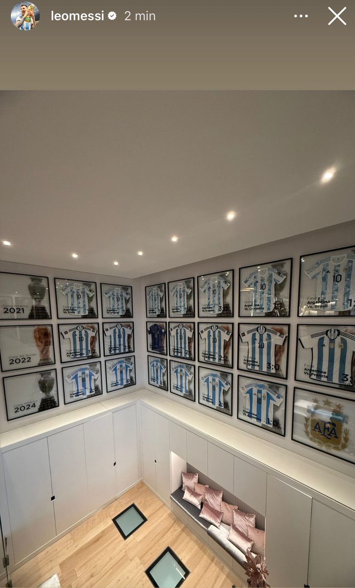 AtaqueFutbolero's tweet photo. Lionel, mostrando todas las camisetas que usó en el Mundial y en las Copas Américas que ganó con Argentina.

Qué locura de museo, por Dios. 🇦🇷🚬 https://t.co/2vLnCHxthx