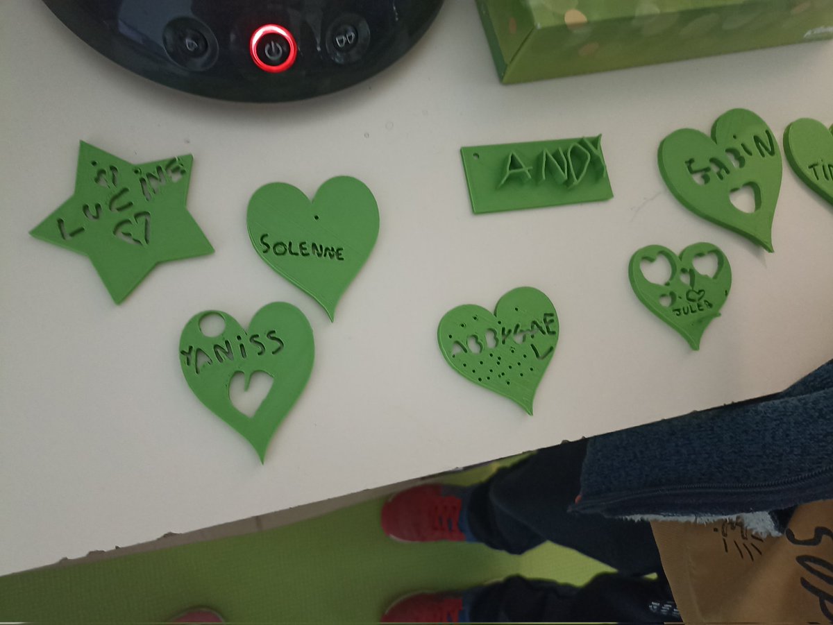 Nous avons dessiné sur la tablette et nous avons enregistré. Nous avons imprimé avec l'imprimante 3D. C'est joli. Timothé et Solenne #viedeclasse #fablab