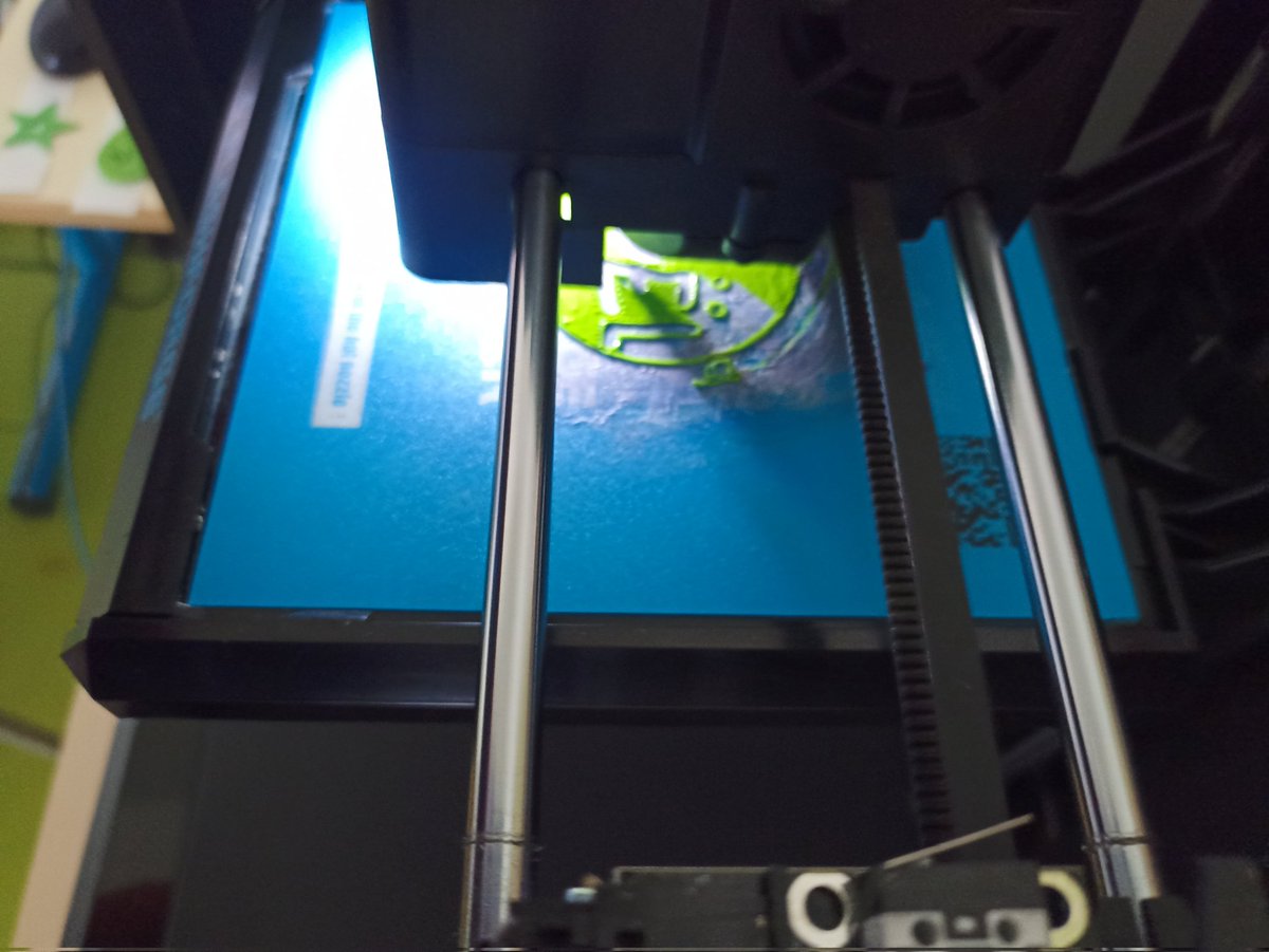 ecMarcais's tweet photo. Nous avons dessiné sur la tablette et nous avons enregistré. Nous avons imprimé avec l'imprimante 3D. C'est joli. Timothé et Solenne #viedeclasse #fablab https://t.co/jTbMQuFx9n