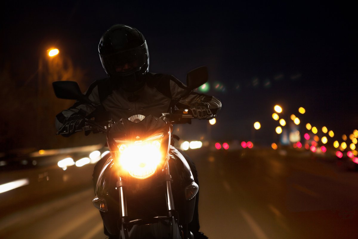 At night it is harder for you to see and be seen. Picking your headlight or taillight out of the car lights around you is not easy for other drivers. To compensate, you should:
➡Reduce your speed
➡Increase distance
➡Be flexible about lane position