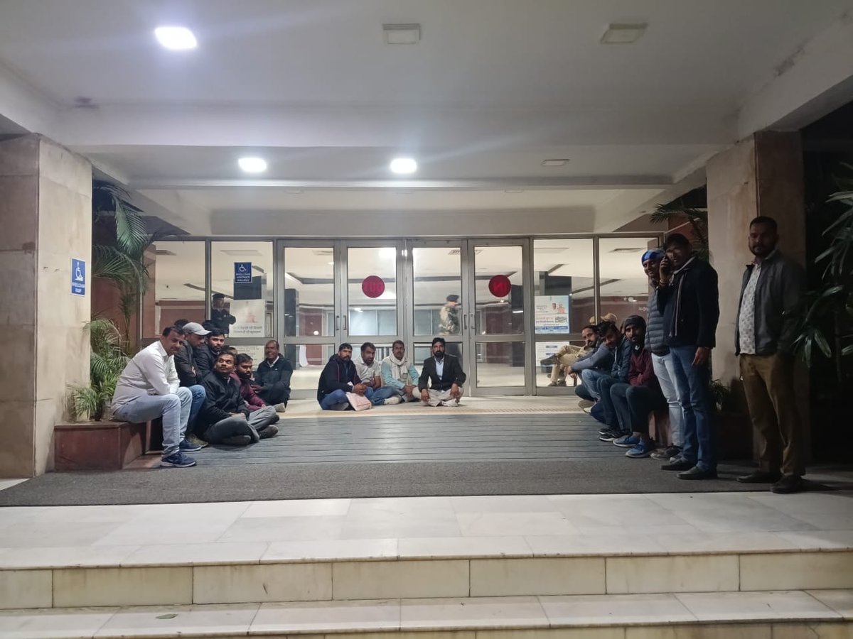 जयपुर 
राजस्थान विद्युत संघर्ष समिति के पदाधिकारी एवम् कर्मचारी विद्युत भवन में बैठे हुए, OPS की मांग,  (GPF)कटौती दिसम्बर माह से जारी हो