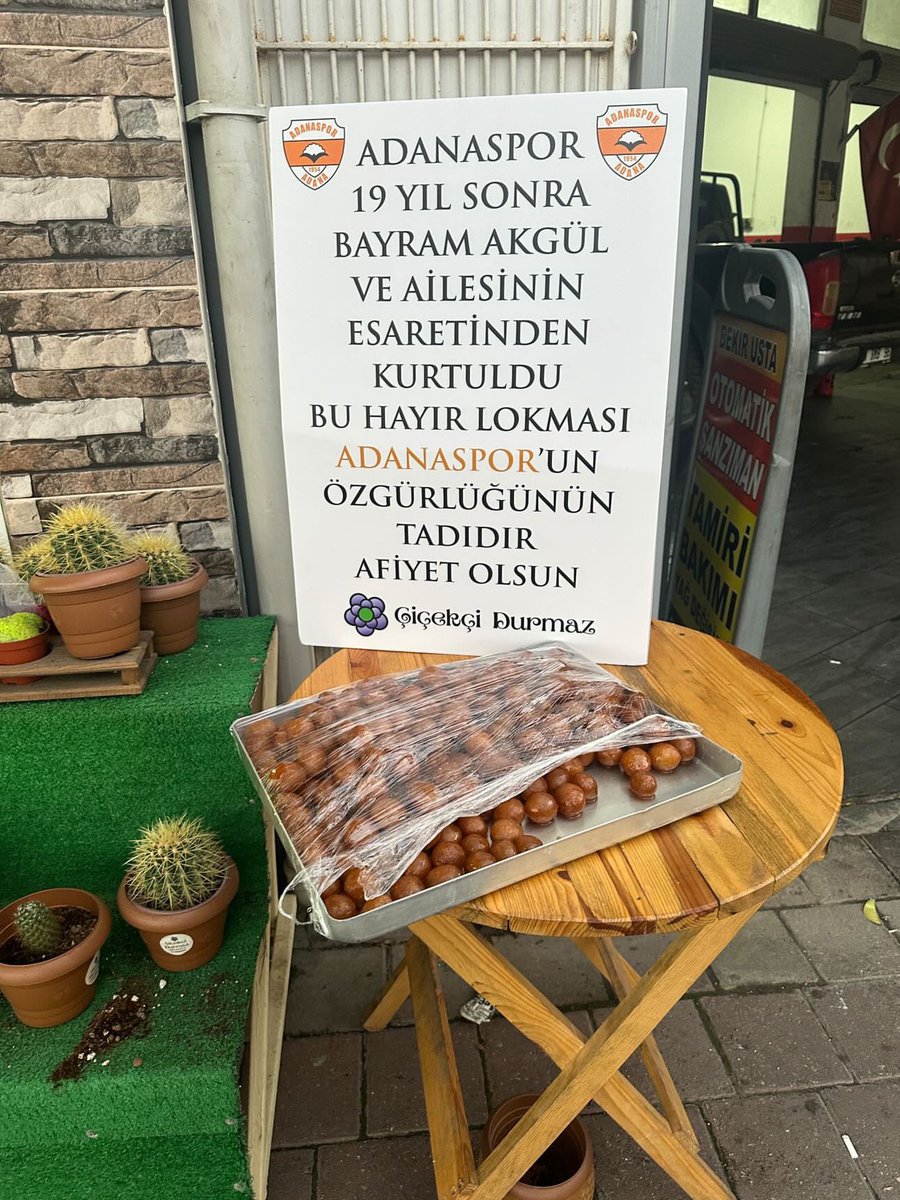 onedio's tweet photo. Adanaspor taraftarları, 19 yıldır sahibi olduğu takımı Ergin Göleli’ye devreden Bayram Akgül’ün ardından lokma dağıttı.

“Adanaspor, 19 yıl sonra Bayram Akgül ve ailesinin esaretinden kurtuldu.” https://t.co/3yw93EUJE8