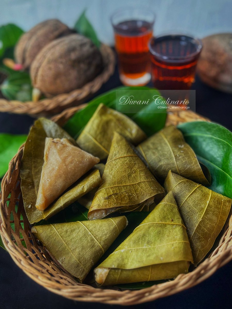 හල් වණ්ඩු/හල්ගුටි

හල්වලින් කෑම අත්හදා බලන්න ලැබුණු පළවෙනි වතාව තමයි මේ. හැදුවම බොහොම රසවත් කෑම වුණාට මේවා හදන්න මට ගොඩක් මහන්සි වෙන්ම වුණා. හල් සුද්ද කරන්න, ඒවා ග්‍රේට් කරන්න, තිත්ත යවන්න ලොකු කාලයක් වෙන්කරන්න වෙනවා. මම මේවා හැදුවේ කුරුදු කොළවල ඔතලා 
#DiwaniCulinario