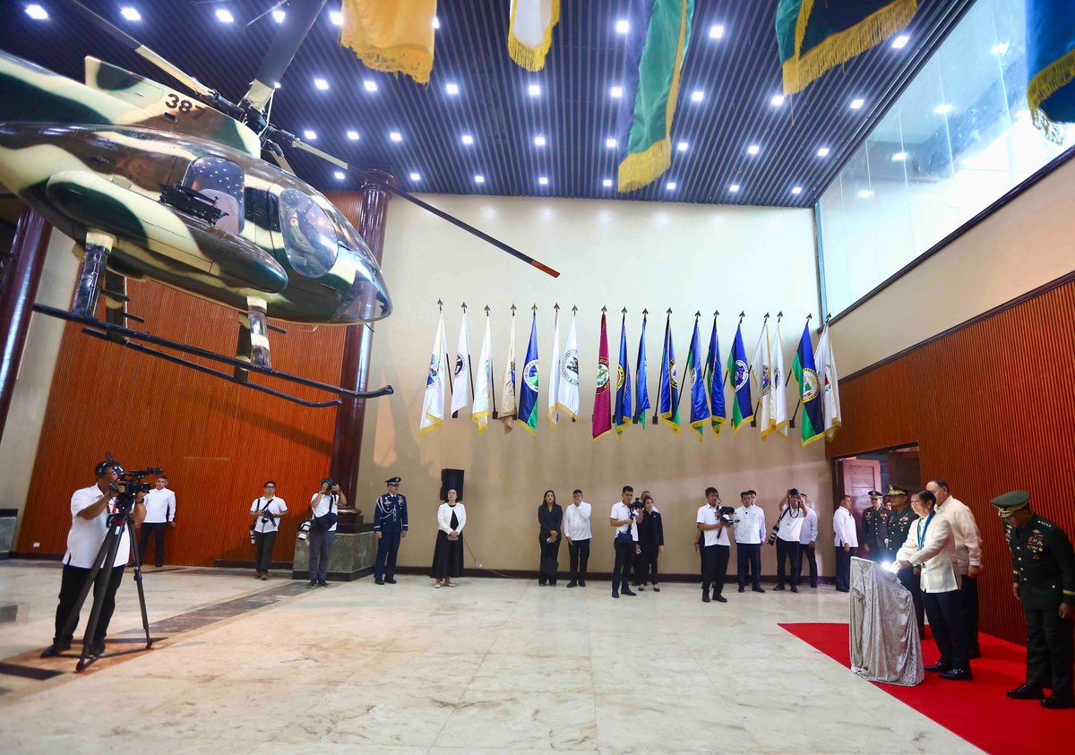 tribunephl's tweet image. LOOK: President Ferdinand R. Marcos Jr. leads the ceremonial lighting of the newly renovated Armed Forces of the Philippines Museum at Camp Aguinaldo, Quezon City, December 20, 2024. | via Yummie Dingding, photo by Mark Balmores / PPA Pool

#AFPMuseum #DailyTribune