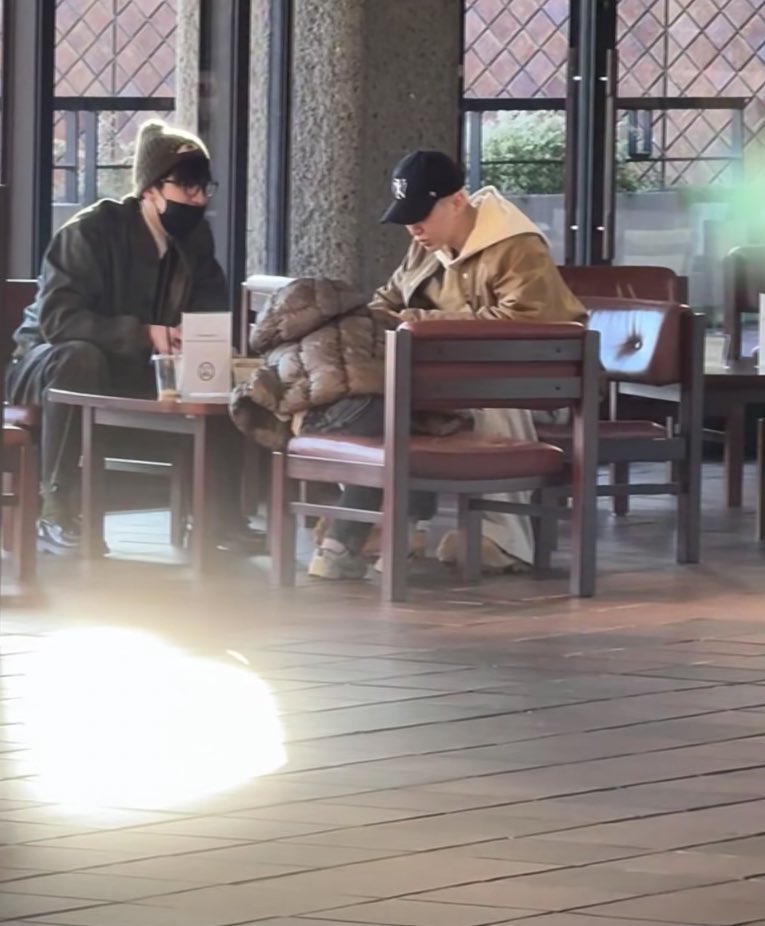 궈니저니가ㅜ애기 데리고 외출?
아기 양쪽에서 손 하나씩 잡고 길거리를 걷고
사복스타일로 카페에서 어린이랑 셋이서 시간을 보냈다고요?
