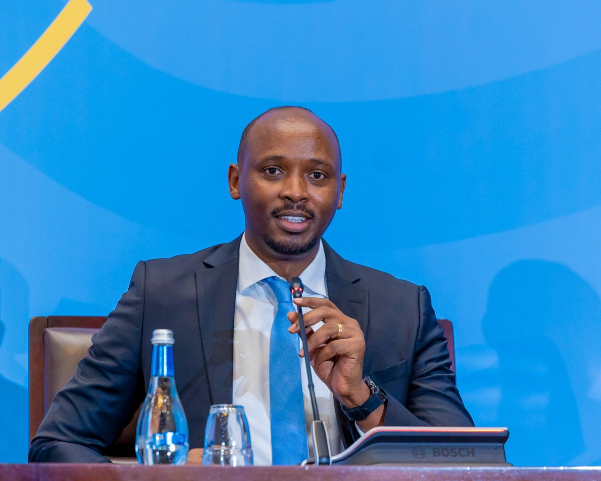 RwandaHealth's tweet image. Uyu munsi, Minisitiri @nsanzimanasabin ari kumwe na @BrianChirombo, uhagarariye @WHORwanda, yatangaje ku mugaragaro ko virusi ya Marburg yarangiye mu Gihugu.  
Ni nyuma yo gusoza iminsi 42 igenwa na @WHO umurwayi wa nyuma akize.  Ministiri yashimiye umurava n&apos;ubwitange byaranze…