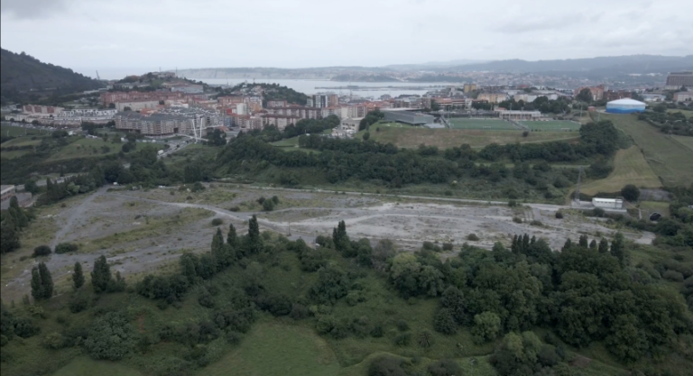 grupospri's tweet photo. ♻️ Etxe Uliko zabortegi zaharra birgaitzeko akordio batera iritsi dira @Gob_eus eta @AytoSanturtzi: ingurumen-berreskurapena eta jarduera ekonomikoetarako espazio berria. 🌍🏗️

🔗 Informazio gehiago: https://t.co/eC7FsoAEif

#Jasangarritasuna #Birgaitzea #Ezkerraldea #sprilur https://t.co/hgHNUiKnlM
