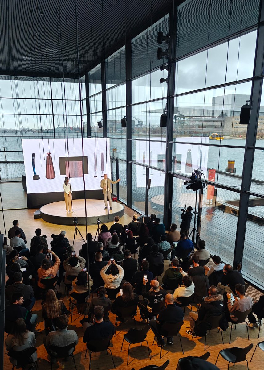 realmeglobal's tweet photo. Capturing the essence of creativity and innovation at our design communication conference.Please enjoy the onsite media image.#realme14ProSeries5G #1stColdColorChangePhone #DesignMeetsInnovation