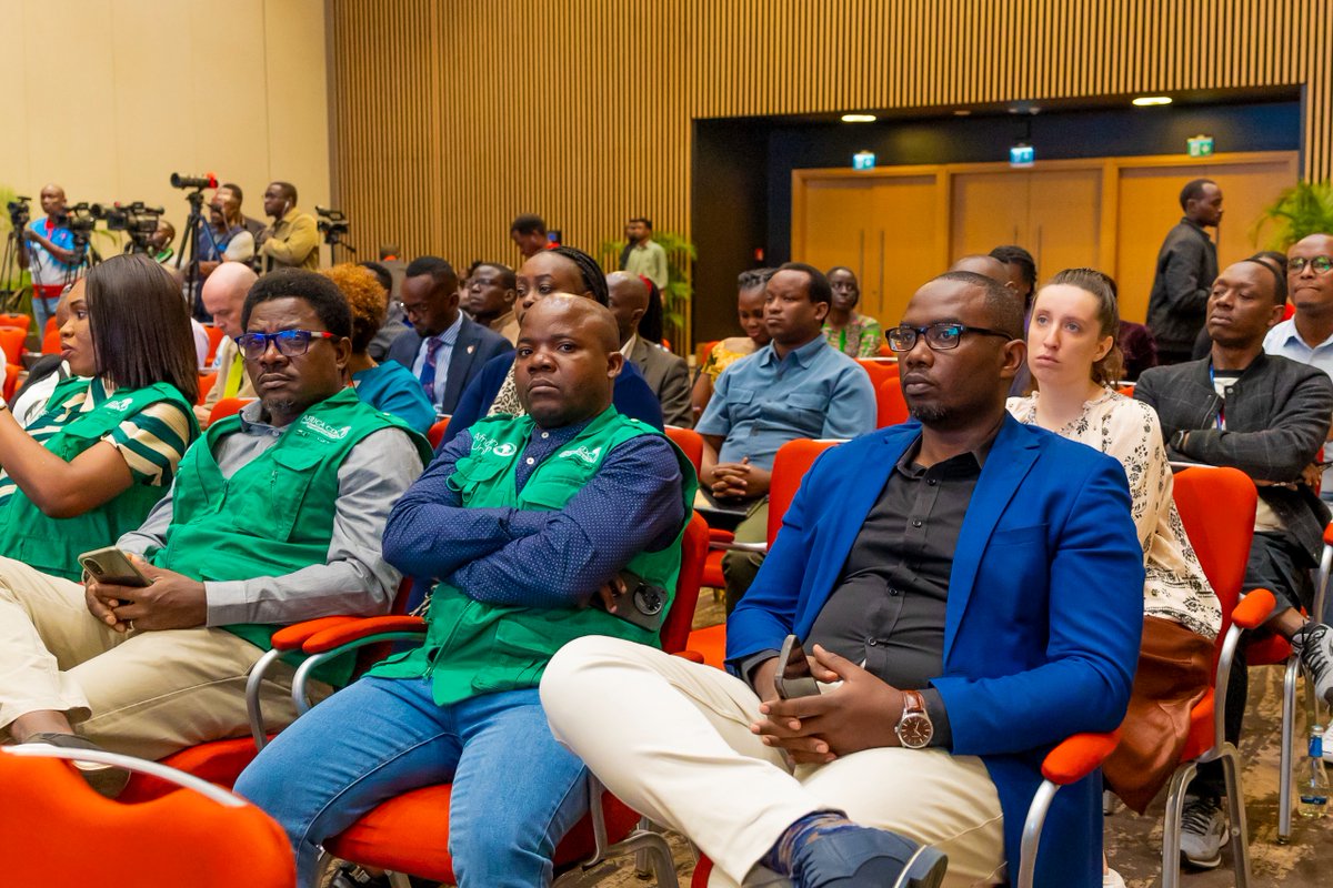 RwandaHealth's tweet image. Uyu munsi, Minisitiri @nsanzimanasabin ari kumwe na @BrianChirombo, uhagarariye @WHORwanda, yatangaje ku mugaragaro ko virusi ya Marburg yarangiye mu Gihugu.  
Ni nyuma yo gusoza iminsi 42 igenwa na @WHO umurwayi wa nyuma akize.  Ministiri yashimiye umurava n&apos;ubwitange byaranze…