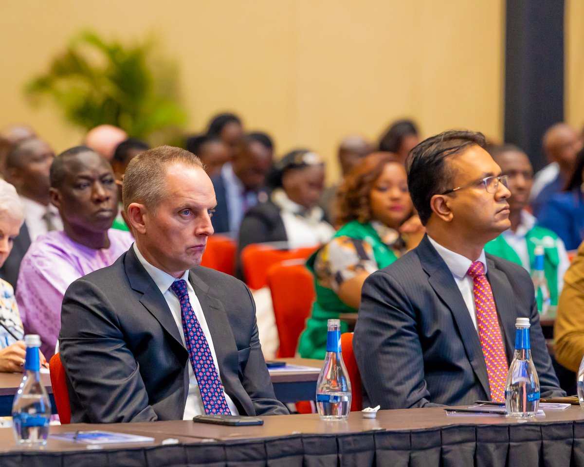 RwandaHealth's tweet image. Uyu munsi, Minisitiri @nsanzimanasabin ari kumwe na @BrianChirombo, uhagarariye @WHORwanda, yatangaje ku mugaragaro ko virusi ya Marburg yarangiye mu Gihugu.  
Ni nyuma yo gusoza iminsi 42 igenwa na @WHO umurwayi wa nyuma akize.  Ministiri yashimiye umurava n&apos;ubwitange byaranze…