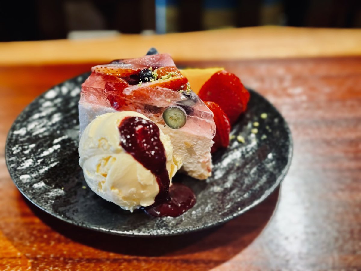 junkissakillers's tweet photo. レアチーズケーキに
苺🍓
アイス🍨
を追トッピングしていただけるととても幸せなビジュアルになります。 https://t.co/VDOEsV4IlS