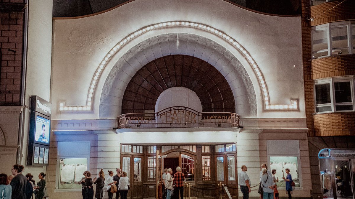 vendelsforlag's tweet image. I morgon, lördag, kommer Vendels förlag att sälja böcker på bokmarknaden på Victoriateatern i Malmö mellan tolv och fem. Kom förbi och handla några sista julklappar, eller fundera på om det är någonting du själv vill ha!

(Bild: Victoriateatern.)