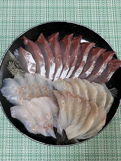 今日はイナダ、アイナメ、マゾイの刺身と柳の舞の煮付け!
ウマーーー✨ 